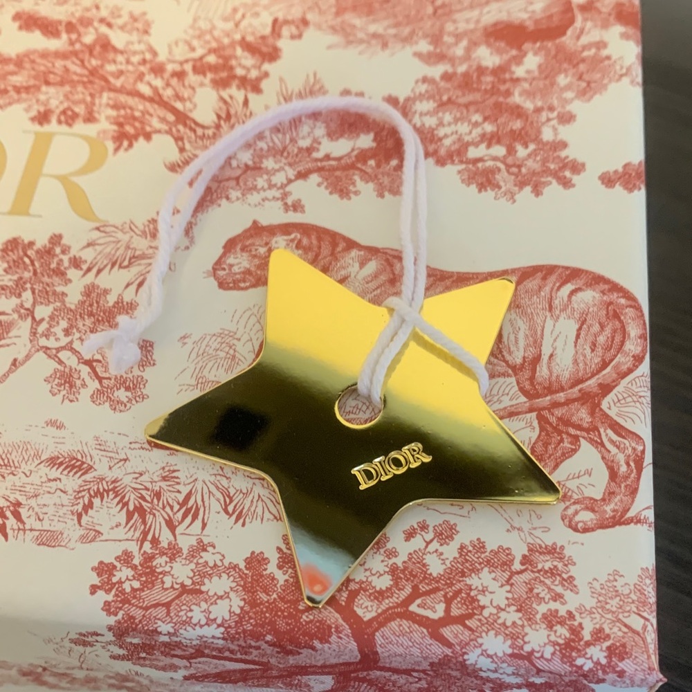 Dior Shiny Gold Star Ornament keychain - Picture 1 of 2